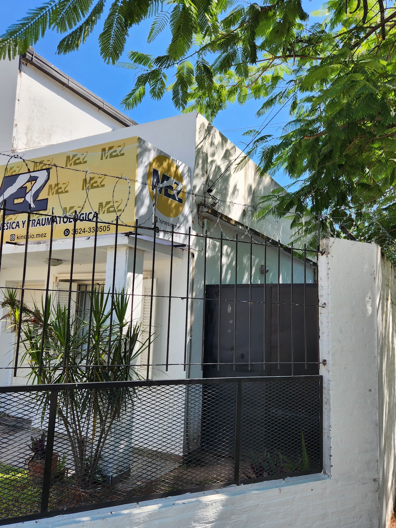 Cartel MEZ sobre la fachada del consultorio en Resistencia
